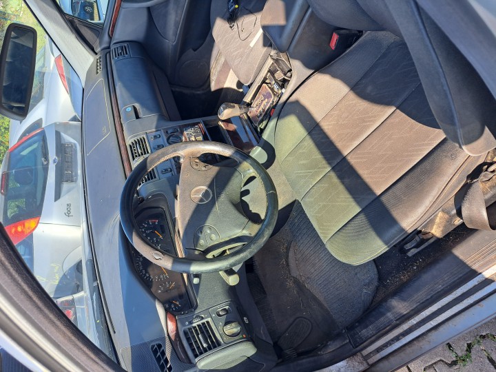 Schlachtauto Mercedes E 200 2000